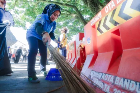 127.000 Warga Serentak Bebersih Bandung Salah Seorang warga Kota Bandung saat bebersih bandung dalam rangkaian HJKB ke 214