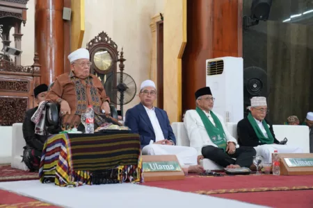 Ahmad Syaikhu Kenang Jasa Pahlawan Nasional KH. Noer Ali di Peringatan Maulid Nabi Calon Gubernur Jawa Barat, Ahmad Syaikhu, menghadiri peringatan Maulid Nabi Muhammad SAW di Pondok Pesantren At-Taqwa, tepatnya di Masjid Jami At-Taqwa, Kampung Ujung Harapan, Kecamatan Babelan, Kabupaten Bekasi, Senin