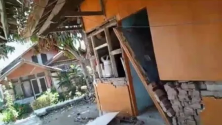 BMKG Akhiri Peringatan Dini Tsunami Usai Gempa M7,7 Guncang Flores, Dua Orang Meninggal Rumah Warga Kertasari yang Rusak Akibat Gempa