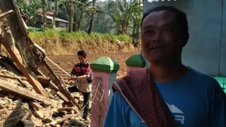 Rumah Ambruk Akibat Gempa, Asep Sekeluarga Tinggal di Tenda Dekat Kandang Domba Asep, Warga Desa Cihawuk yang Rumahnya Ambruk Akibat Gempa Kabupaten Bandung