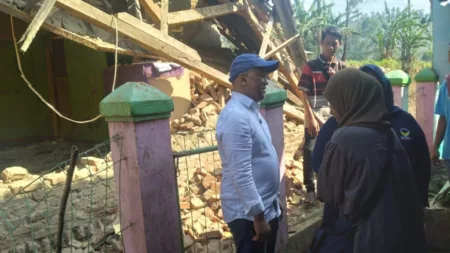 Ilham Habibie Jenguk Korban Gempa di Desa Cihawuk, Kabupaten Bandung Calon Wakil Gubernur Jawa Barat, Ilham Habibie, Menjenguk Korban Gempa di Cihawuk Kabupaten Bandung