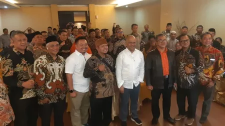 Cara Ilham Habibie Mengembangkan Desa-desa Mandiri Berbasis Industri Ilham Habibie, calon Wakil Gubernur Jawa Barat, saat menghadiri saresehan para Kepala Desa se-Jawa Barat dengan tema "Dari Desa Membangun Negeri, Menuju Desa Asih Mandiri"