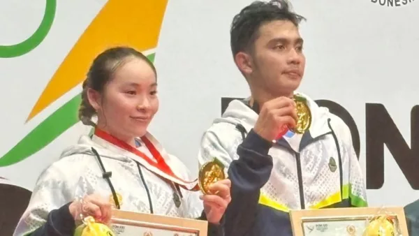 Muhammad Rafi Alayman Jafar - Farica Abela meraih medali emas dari cabor bulutangkis nomor ganda campuran di GOR PBSI Medan, Sumatera Utara,