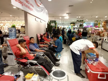 Informa IBCC Gelar Donor Darah Bersama PMI: Target Gandakan Jumlah Kota dan Kantong Darah di 2024 puluhan karyawan dan pengunjung informa IBCC saat donor darah, Sabtu 21 September 2024