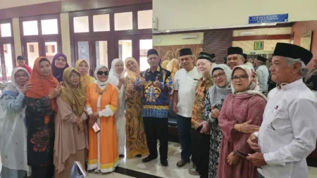 Mutiara Pengajian TMT, Ustadz Tengku Maulana Bagikan 4 Kiat Agar Hidup Tentram Pengajian bulanan Keluarga Besar Tolong Menolong Tapian Nauli (TMT) bersama Ustadz H. Tengku Maulana SM