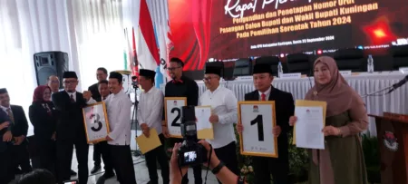 Pengundian Nomor Urut Paslon Bupati Kuningan 2024 Berlangsung Kondusif dan Damai Kontestan PIlkada Kuningan 2024 Setelah Melakukan Pengundian Nomor Urut
