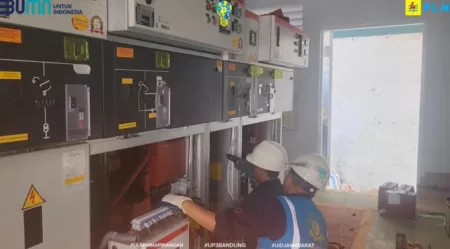 PLN UP3 Bandung Wujudkan Pelayanan Prima untuk PT Arunika Jaya Textile Bandung Petugas PLN Sedang Memeriksa Jaringan Listrik
