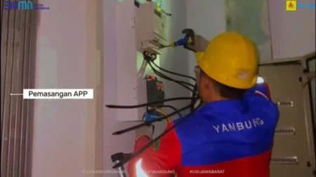 Dukung Peningkatan Penjualan, PLN ULP Bandung Barat, Dalam Lima Tahun dibawah Kepemimpinan Erick Tohir melaksanakan Penyambungan Pasang Baru B2/33 kVa diperuntukan untuk Pengembangan Usaha milik Alfamart yaitu Alfamidi Petugas PLN