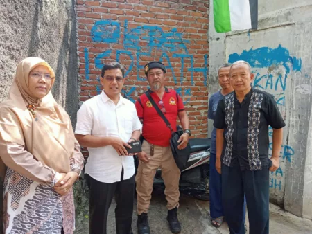 DPRD Minta Pemkot Bandung Berperan Aktif Mediasi Antara Warga dan Yayasan Trimulya Anggota DPRD Kota Bandung Ahmad Rahmat Purnama saat kunjungi gang yang di tembok