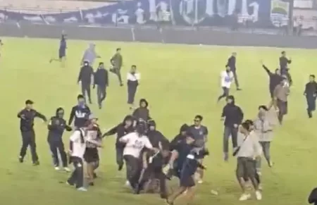Persib Pastikan 21 Korban Luka Usai Laga dengan Persija Dapat Perawatan dan Bantuan Hukum: Mereka Sudah Boleh… Persib Pastikan Usut Dugaan Pelecehan,Intimidasi dan Pemukulan Terhadap Steward