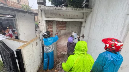 Dibongkar, Tembok yang Tutupi Akses Jalan Warga di Gang Cipedes Hegar Bandung Kembali Dibuka Proses pembongkaran tembok yang tutupi akses jalan Warga di Gang Cipedes Hegar Bandung