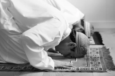 Bacaan Niat dan Tata Cara Sholat Hajat, Amalkan Jika Impianmu Terwujud! Begini niat dan cara menunaikan sholat hajat