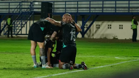 Susunan Pemain Persib vs Lion City Sailors, Maung Bandung Turun Dengan Kekuatan Penuh Persib Bandung akan menghadapi Persebaya Surabaya di Stadion Si Jalak Harupat Jumat, 18 Oktober 2024 (Koranmandala)