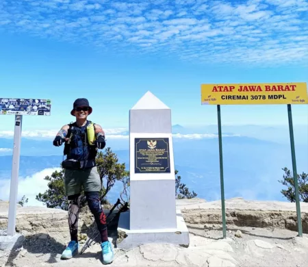Jalur Pendakian Ditutup Sementara, Gunung Ciremai Butuh Istirahat Dr Ukas Suharpaputra seorang pendaki saat berada di atap Jawa Barat Gunung Ciremai ketinggian 3078 mdpl