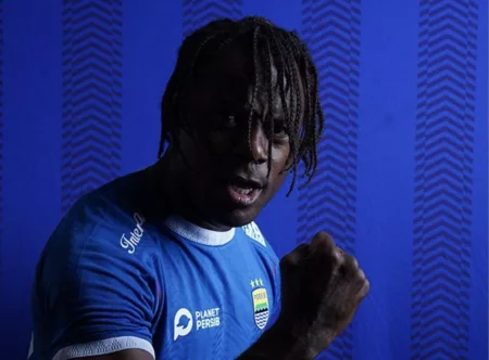 Bek Persib Victor Igbonefo Kena Rujak Bobotoh: ‘Blunder d’Or Buat Papa’ Victor Igbonefo Kena Rujak Bobotoh (persib.co.id)