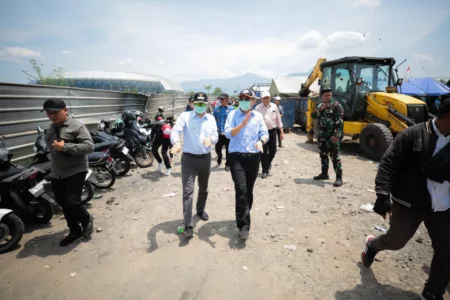 Setelah Exit Tol 148, Pemkot Bandung Akan Bangun TPST di Gedebage Menteri PUPR saat meninjau TPST di Gedebage