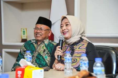 Teh Yena: Peran Pesantren Penting dalam Pembangunan SDM di Kota Bandung Yena Ma'soem saat bersilaturahmi dengan jajaran Pengurus Cabang Nahdlatul Ulama (PCNU) Kota Bandung