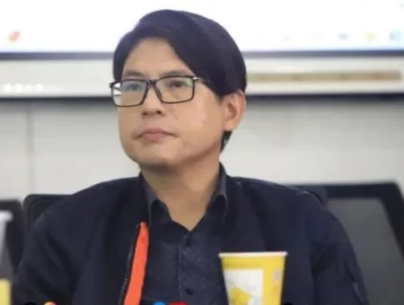 Legislator PSI Prihatin Siswa SMPN 60 Bandung Belajar Pakai Terpal di Taman Sekolah Ketua Fraksi PSI DPRD Kota Bandung Erick Darmajaya