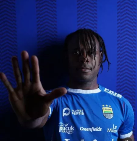 Baru Masuk Satu Menit Iqbonevo Beri Assis untuk Kemenangan Lawan Pemain Persib Bandung Victor Iqbonefo