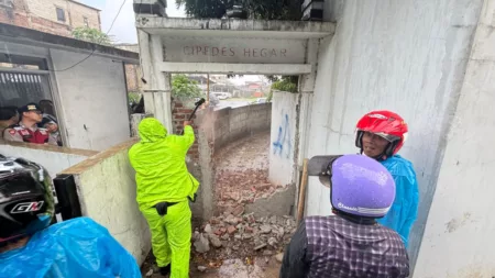 Warga Bersyukur Gang Cipedes Hegar Kembali Buka Warga saat membongkar gang Cipedes yang di tembok Yayasan Trimulia
