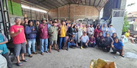Hj. Yayah Rangkul Pemulung dan Pengusaha Rongsokan untuk Dukung Pasangan Helmi-Yudi Pemulung dan Pengusaha Rongsok Garut Dukung Pasangan Helmi-Yudi