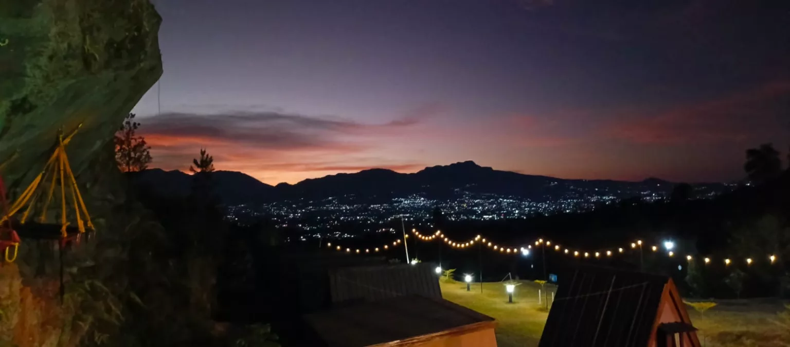 Romantisme Malam di Gunung Guntur: City Light yang Memukau dari Puncak