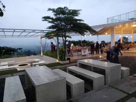 Wajib ke Sini! 4 Tempat Nongkrong Viral di Garut dengan Sensasi Pegunungan 4 Tempat Nongkrong Viral di Garut dengan Sensasi Pegunungan