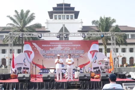 Bawaslu Jabar Gelar Deklarasi Damai, Hanya Pasangan Dedi Mulyadi-Erwan Hadir Lengkap Badan Pengawas Pemilu (Bawaslu) Jawa Barat menggelar deklarasi damai pada Minggu, 6 Oktober 2024