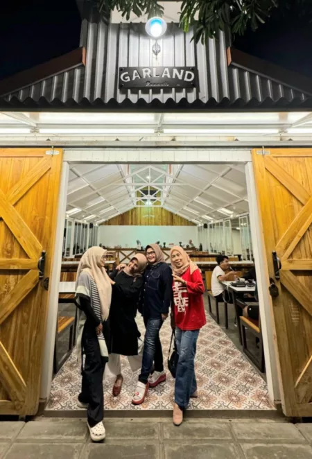 Serasa di Eropa! Garland Barnville Cafe, Spot Nongkrong Viral di Garut Garland Barnville Cafe, Spot Nongkrong Viral di Garut