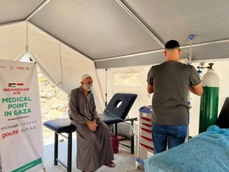 Hujan Bom Tak Surutkan Dompet Dhuafa Tetap Beri Layanan untuk Warga Palestina Klinik Kesehatan Dompet Dhuafa Melayani Warga Palestina Korban Kekejaman Israel