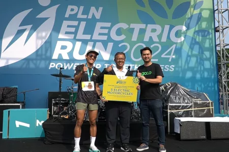 PLN Electric Run 2024: 5 Pengemudi Ojol Prasejahtera Dikasih Motor Listrik PLN Electric Run 2024