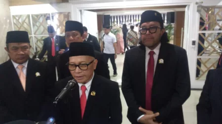 Buky Wikagoe: Lima Pimpinan DPRD Jabar Siap Hadapi Tantangan Lima Tahun ke Depan Ketua DPRD Jawa Barat, Buky Wikagoe Wibawa, Didampingi Pimpinan DPRD Jabar Lain saat Konfrensi Pers