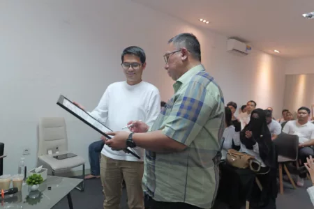 Pengangguran di Kota Bandung Tinggi, Haru: Pemerintah Harus Bisa Sambungkan Fresh Graduate dengan Industri Haru Suandharu berdiskusi dengan pengusaha muda dalam Forum Aspirasi Pengusaha Muda Kota Bandung