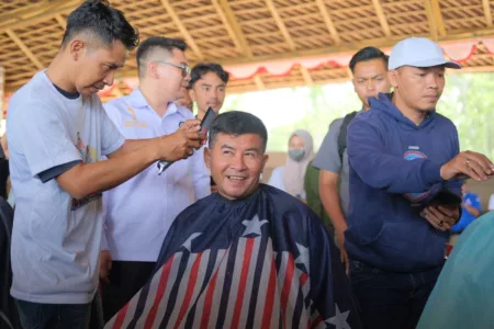 Deklarasi Dukungan Pangkas Rambut Garut untuk Dedi-Erwan: Antusiasme Menyambut Pilgub Jabar 2024tgfrr Calon Wakil Gubernur Jawa Barat, Erwan Setiawan Dapat Dukungan Kelompok Pangkas Rambut Garut