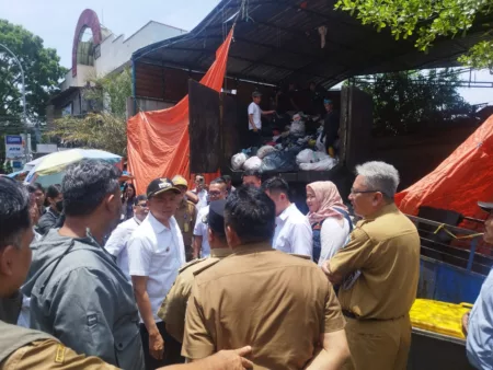 TPA Sarimukti Dibatasi, PJ Walikota Bandung Minta Pasar Memilih dan Memilah Bukan Buang Sampah Pj Wali Kota Bandung, A. Koswara di Pasar Sederhana Sukajadi Bandung