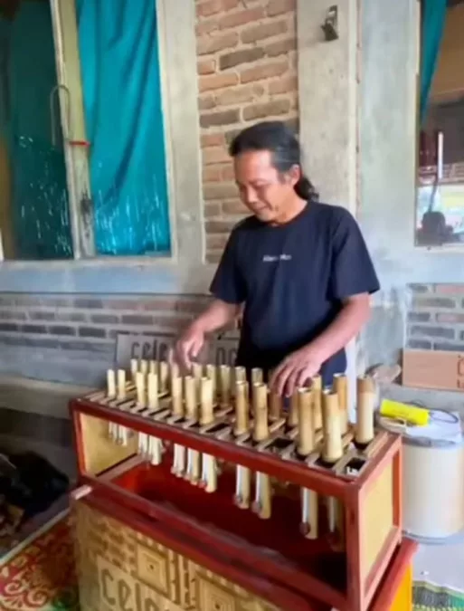 Celentung: Alat Musik Tradisional dari Bambu Khas Selaawi, Garut pengrajin alat musik Celentung asal Garut