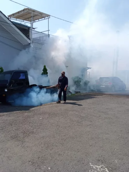 Meningkatnya Kasus DBD di Garut, Kelurahan Sukamentri Lakukan Fogging di RW 022 Kelurahan Sukamentri melakukan fogging di wilayah RW 022 pada Jumat, 18 Oktober 2024.
