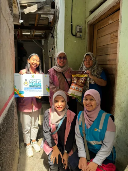 Dalam Momen Peringatan Hari Listrik Nasional ke-79, Srikandi PLN Bandung Melakukan Penyalaan Listrik Gratis bagi Masyarakat Kurang Mampu PLN UP3 Bandung