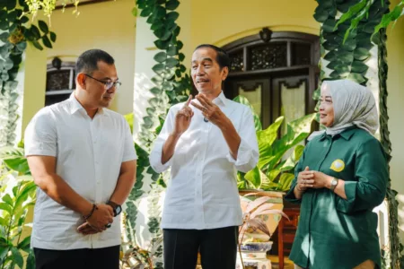 Cerita Jokowi, Yena Masoem, dan Harapan Baru untuk Kota Bandung Mantan Presiden Joko Widodo bersama pasangan Calon walikota dan wakil walikota Bandung Arfi dan Yena