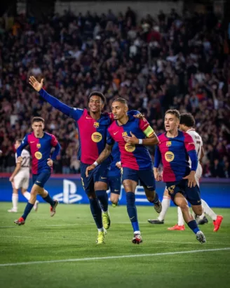 Para pemain Barcelona Merayakan Kemenangan