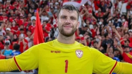 Kabar Update Kondisi Cedera Maarten Paes: Tetap Gabung Timnas Indonesia? Kiper TImnas Indonesia mengalami cedera Maarten Paes Tetap membela skuad Garuda (Instagram/@maartenpaes)