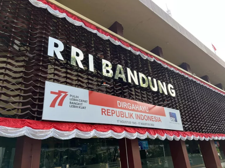 RRI Bandung: Radio Bersejarah yang Masih Eksis di Era Streaming (facebook.rribandung)
