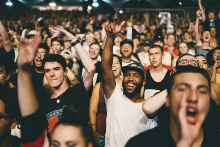 Warna Kaos yang Bagus untuk Nonton Konser dan Ide Mix and Matchnya Kaos russ