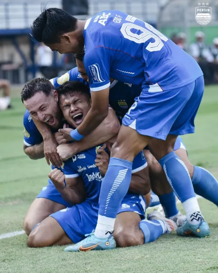 Persib Unggul 1-0 dari Lion City, Tyronne Selamatkan Muka Persib di Babak Pertama Persib Bandung akan menghadapi Persebaya Surabaya di Stadion Si Jalak Harupat Jumat, 18 Oktober 2024