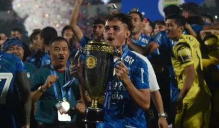 Rezaldi Hehanusa Perpanjang Kontrak di Persib Bandung Rezaldi Hehanusa Perpanjang Kontrak di Persib Bandung, Hingga 2026