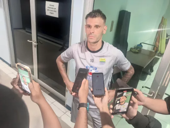 Santer Dikabarkan Keluar, Mantan Pemain Las Palmas Ini Bertahan di Persib ?