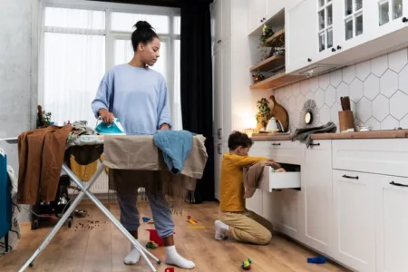 Alasan di Balik Minimnya Keterlibatan Pria dalam Pekerjaan Rumah Tangga laki laki pekerjaan rumah