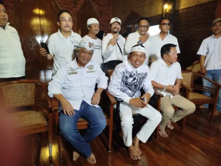 Abah Anton Charliyan Dampingi Dedi Mulyadi Saksikan Quick Count di Gedung Pakuan Subang Abah Anton Charliyan Dampingi Dedi Mulyadi Saksikan Quick Count di Gedung Pakuan Subang