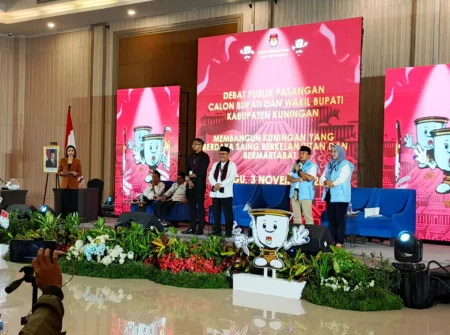 Adu Visi-Misi Warnai Debat Publik Pilkada Kuningan 2024 Adu Visi-Misi Warnai Debat Publik Pilkada Kuningan 2024