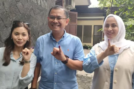 Arfi Serta Keluarga Menyalurkan Hak Pilih di TPS Otillie Cafe : Memberi Pesan Masyarakat Bandung Harus ‘Guyub’ Arfi Serta Keluarga Menyalurkan Hak Pilih di TPS Otillie Cafe/Koran Mandala